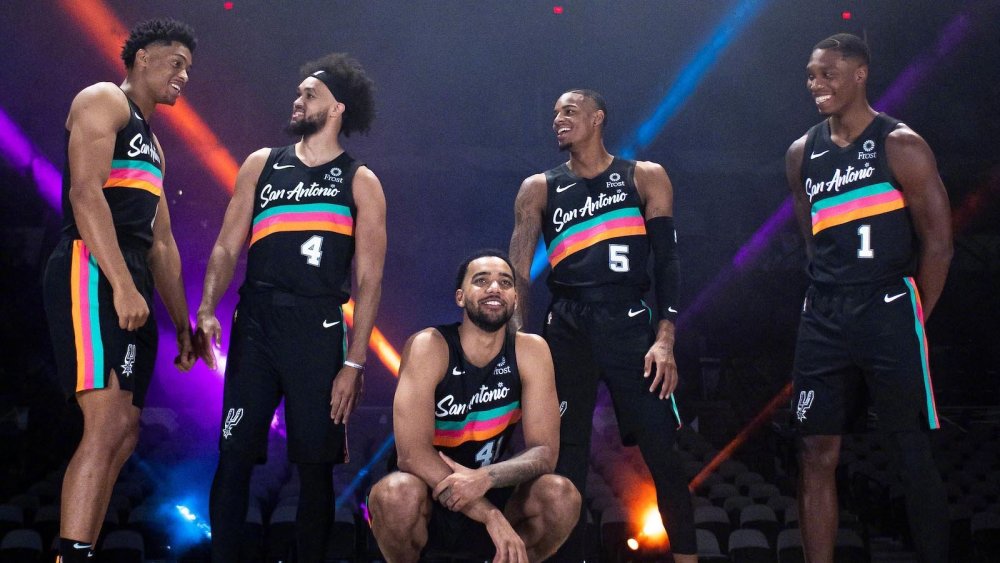 湖人vs马刺前瞻：湖人阵容齐整冲四强，一场定胜负悬念十足（湖人vs马刺前瞻：阵容齐备冲击前四，一战定胜负悬念拉满）