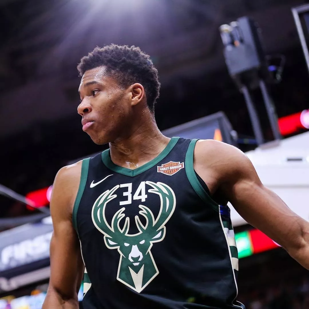 亚特兰大2-1逆转切尔西，德凯特拉雷传射，斯卡马卡建功（亚特兰大2-1翻盘切尔西：德凯特拉雷一传一射，斯卡马卡破门）