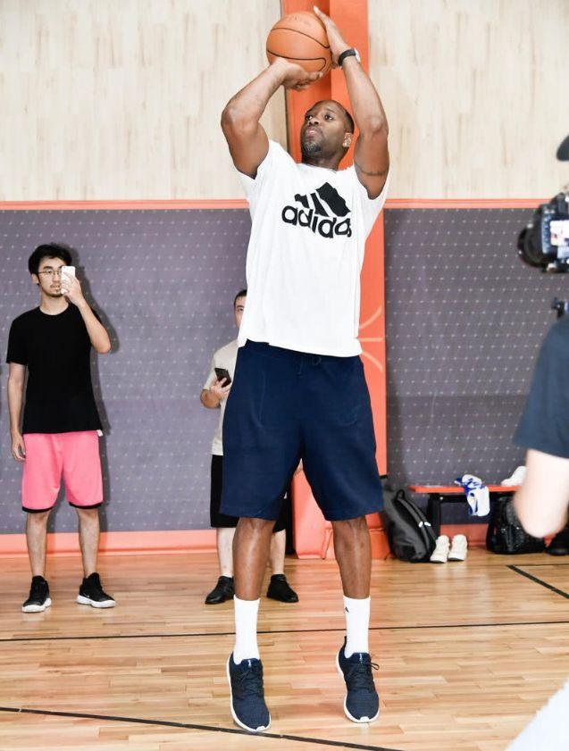 昨晚干嘛去了？东契奇边线球接球又失误被断 火箭连续得分打懵湖人（昨晚到底怎么了？东契奇边线接球再失误遭断，火箭连续得分打懵湖人）