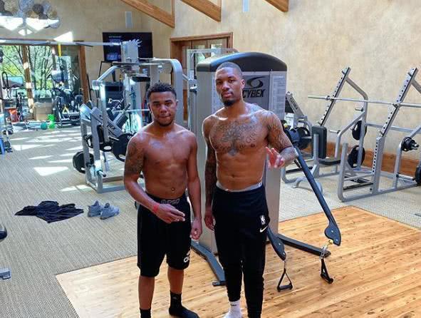 他第四节突然爆发，带队直接反超（末节他火力全开，率队一举反超）