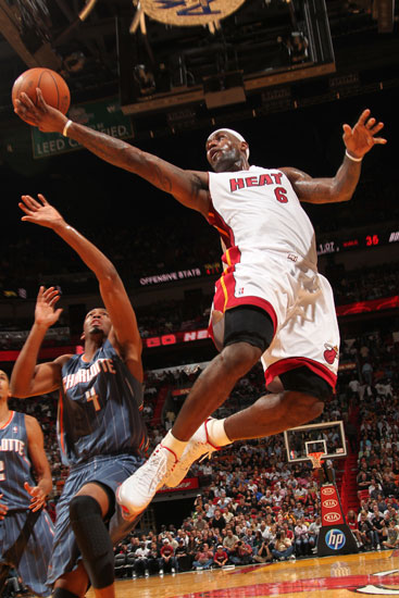 西海岸祝福邵佳一：俱乐部主教练荣升国足主帅，这是我们的荣幸（西海岸送祝贺：邵佳一由俱乐部主帅升任国足主帅，我们深感荣幸）