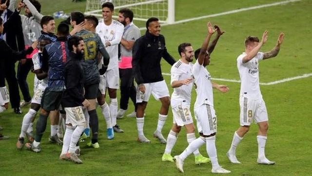 鲍威尔爆发，高诗岩关键三分制胜，山东男篮险胜北京（鲍威尔火力全开，高诗岩致胜三分，山东男篮险挫北京）