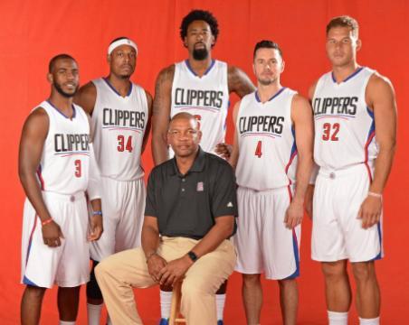 老鹰主帅谈争议犯规：是科比·怀特先抓住里萨谢胳膊顺势倒地（老鹰主帅解读争议犯规：科比·怀特先拉住里萨谢手臂并借势倒地）