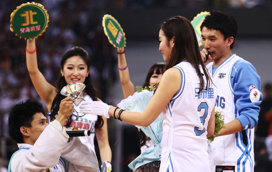 圣诞大战，火箭大胜湖人！杜兰特25+9+4，詹姆斯18分（圣诞夜火箭狂胜湖人：杜兰特25+9+4，詹姆斯18分）