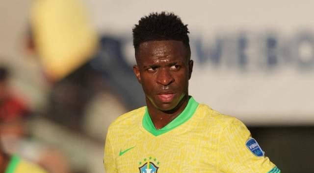 李嗣镕姐弟俩观战足协杯决赛，姐姐晒明媚穿搭，与张稀哲合影（李嗣镕姐弟亮相足协杯决赛现场，姐姐晒活力穿搭并与张稀哲合影）