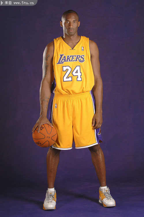 生涯篮板数破10000大关！戈贝尔赛后收到本场的比赛用球（戈贝尔生涯篮板突破一万，赛后获赠本场比赛用球）