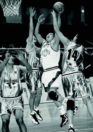 跟队记者：邓弗里斯因脚踝受伤可能缺阵至12月中旬左右（队记：邓弗里斯脚踝受伤，或缺阵至12月中旬左右）