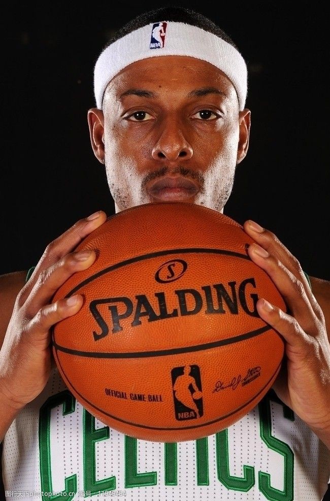 尤文全队和球迷一起出现在登机口，斯帕莱蒂和球迷们友好互动（尤文全队与球迷齐聚登机口，斯帕莱蒂亲切互动）