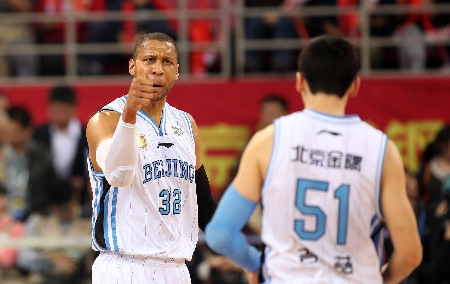 再次情绪失控，阿德耶米因不满自己被换下而怒气冲冲（被换下引发不满，阿德耶米怒火难抑再度失控）