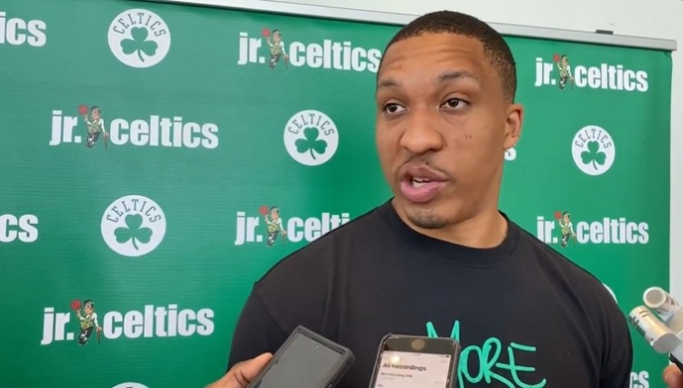 西媒：因退出国家队，亚马尔成西班牙11月被网暴最多的球员（西媒称：亚马尔因退队风波成西班牙11月遭网暴最多的球员）