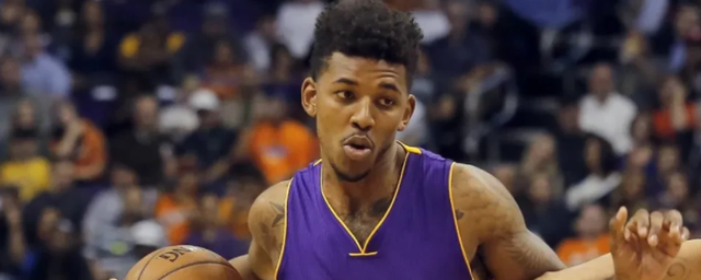 世体：弗里克对阿劳霍首张黄牌不满，他要求球员尽量减少抗议（世体：弗里克不满阿劳霍首张黄牌，要求球员尽量少抗议）