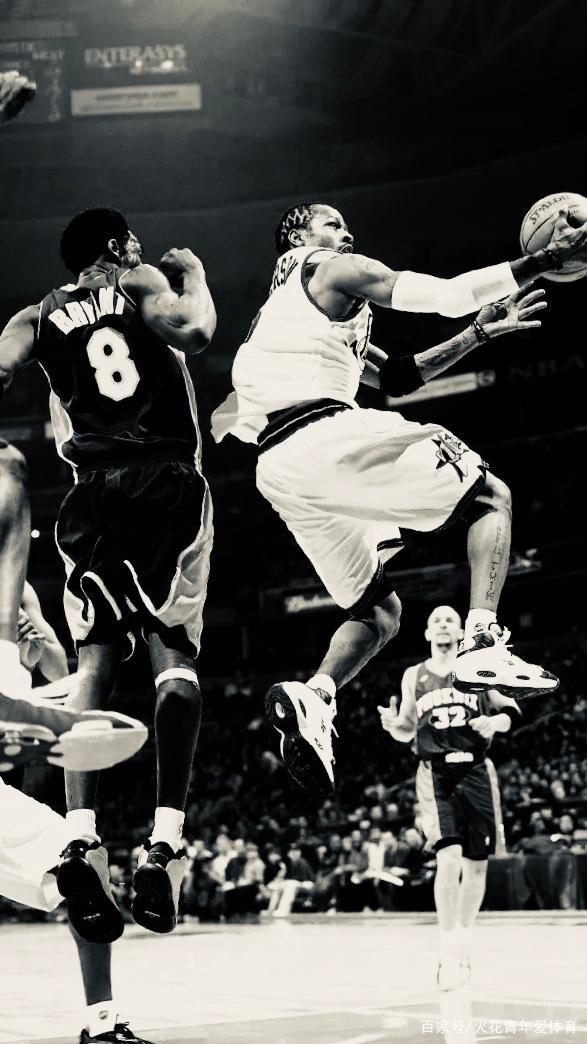 德国世界杯客场球衣实物图：深海军蓝设计+薄荷绿点缀（德国队世界杯客场战袍曝光：深海军蓝主色，薄荷绿点缀）