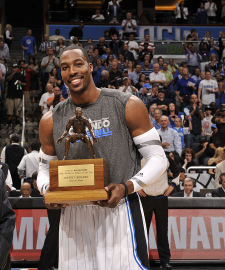 莱万：我经常带伤上场，肋骨骨折也硬撑；不着急决定未来（莱万称常带伤上阵，肋骨骨折也咬牙坚持；对未来暂不急于决定）