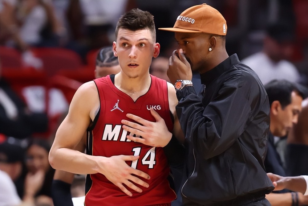 库里谈防守布克：身高上确实会吃亏，我的目标是不被他一步过（库里谈防守布克：身高不占优势，只求不让他第一步过人）