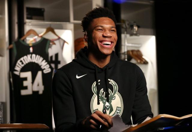 记者：曼联正在物色明年引进的防线球员，名单上大约有10人（记者称曼联已启动明年后防引援搜寻，候选名单约10人）