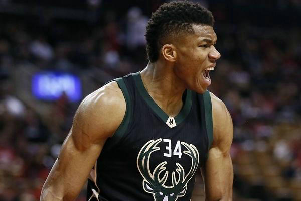 阿斯报：巴萨后卫埃里克·加西亚，未来三场仍将佩戴面罩出战（阿斯：埃里克·加西亚未来三战仍将佩戴面罩为巴萨出战）